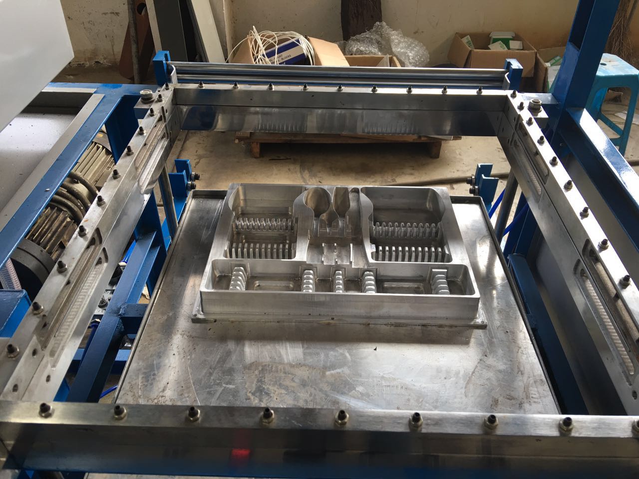 自動(dòng)單工位吸塑送樣機(jī)